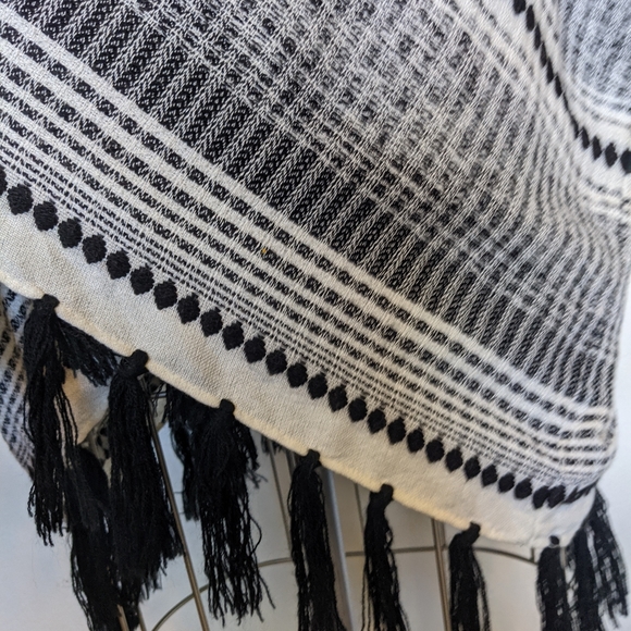 Poncho - Picture 2 of 7